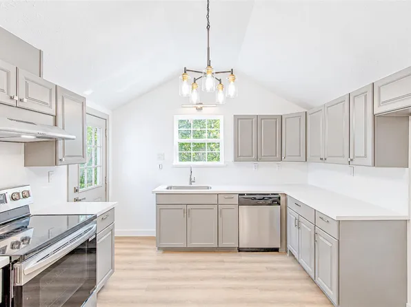 9690 Simmons Dr, Conroe, TX 77385