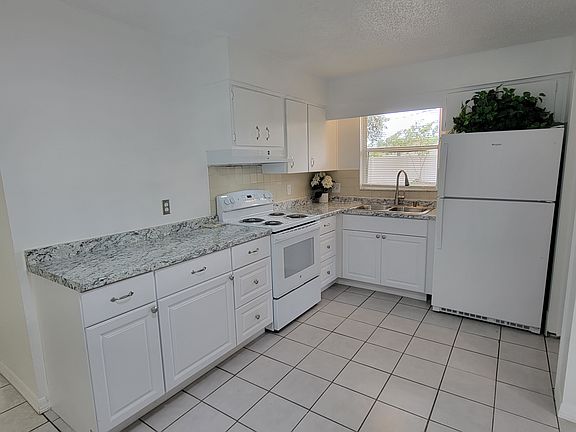 Brand New Eat-in Kitchen & appliances