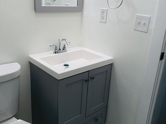 5th image of 2000 Elm Ave #2