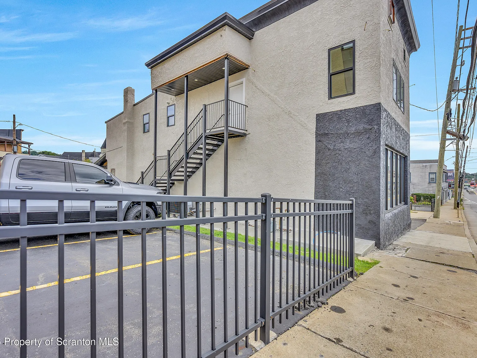 2 bed, 1.5 bath, 1105 sqft, $2,000 — Photo 2