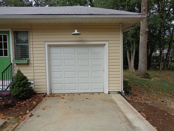 5th image of 410 Whitehall Cres