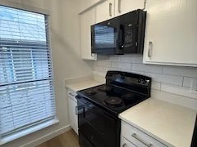 St. Edwards Place Apartments — Photo 20