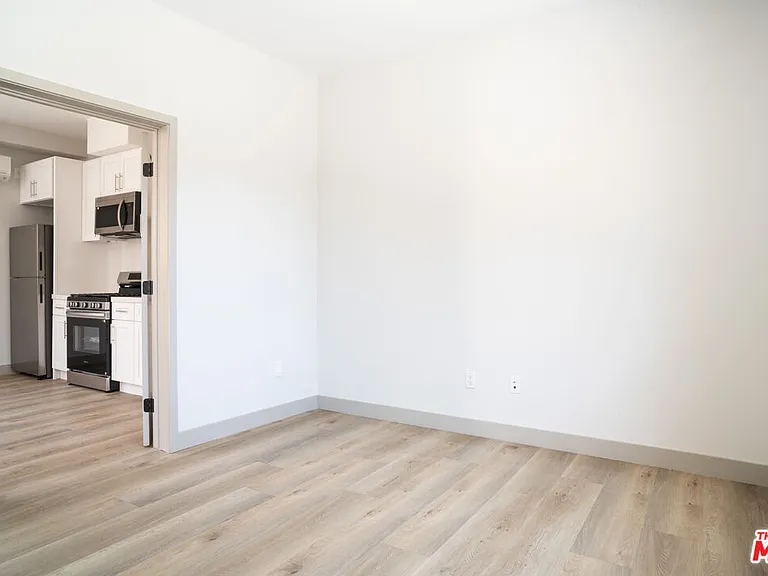 2223 Clifford St #104 — Photo 7