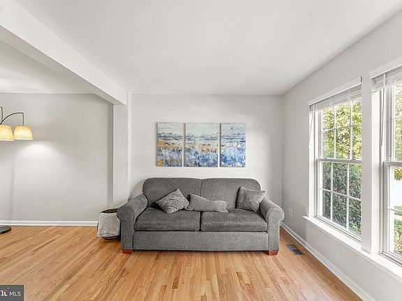 5th image of 203 Shirley Sq SE