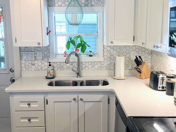 4th image of 44 S Harbor Dr #44