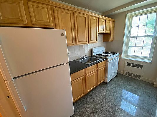 2nd image of 140-50 Burden Cres #1X
