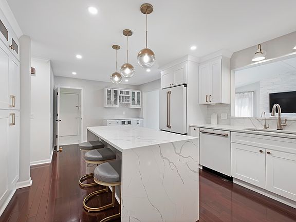 4th image of 1299 Provincial Dr