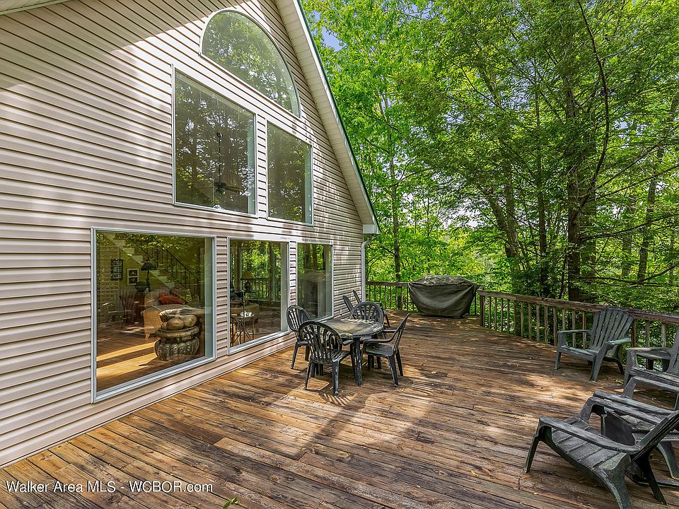 Image 1: Lakeside Deck
