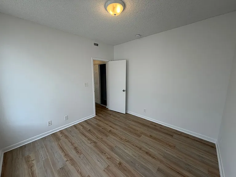 2716 S Dixie Hwy — Photo 15