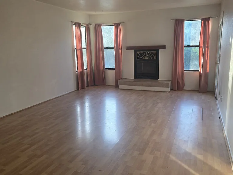 1120 Safford St — Photo 6