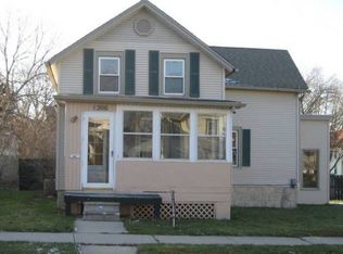 1206 S Carroll Ave, Freeport, IL 61032