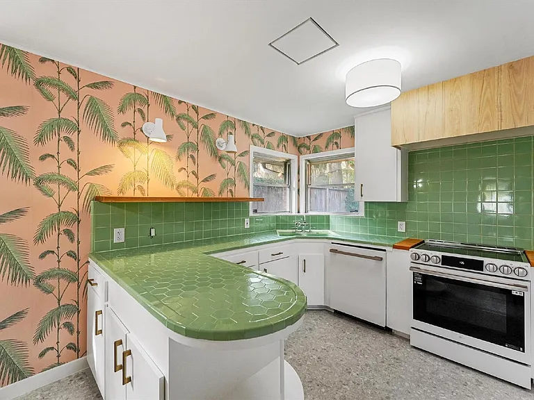2052 Addison Rd — Photo 4