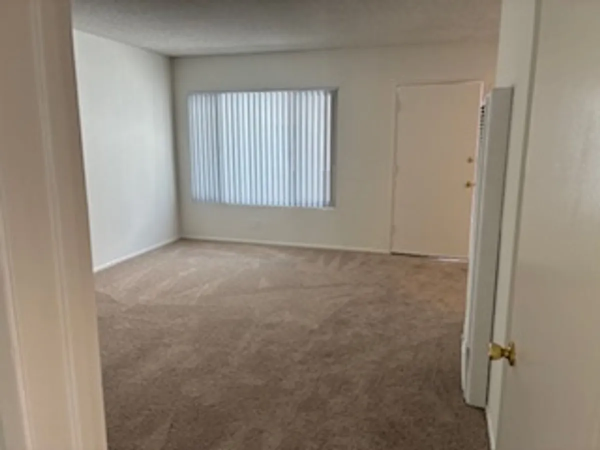Building Photo - 1043