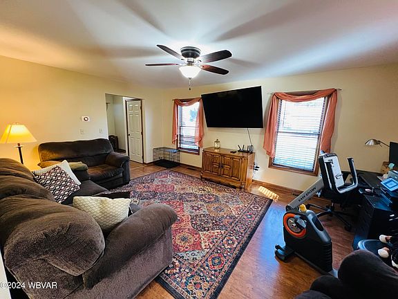 4th image of 1050 Oak Ln