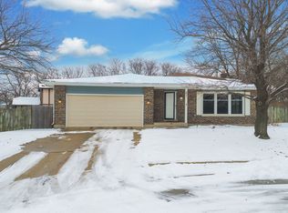 2 Swan Cir, Bolingbrook, IL 60440