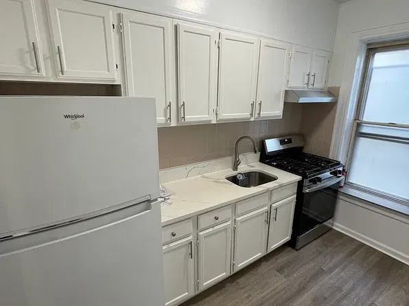 32-78 35th St #B4, Astoria, NY 11106