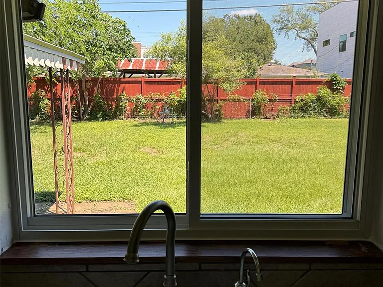 946 Stonecrest Dr — Photo 10