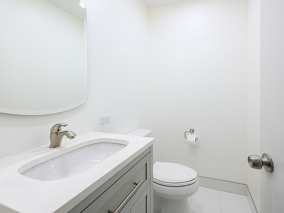 2nd image of 100 Chateau Ln APT 1