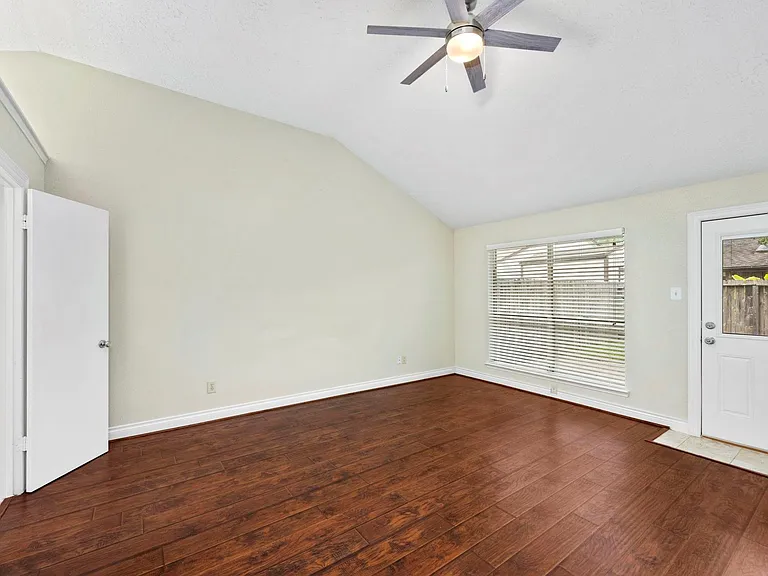 1915 Creek Valley Ln — Photo 17