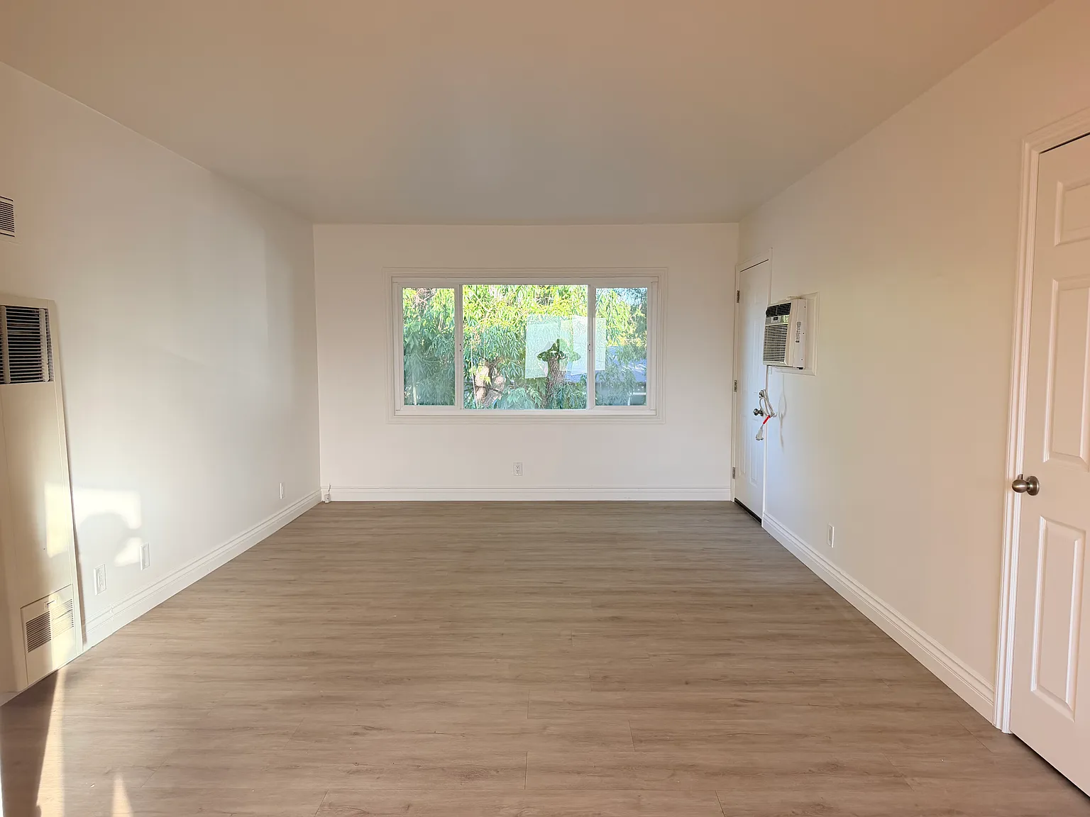 2 bed, 1000 sqft, $2,475 — Photo 2