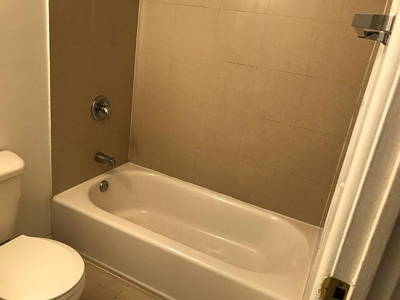 3rd image of 525 4/5 W Oakdale Ave #512