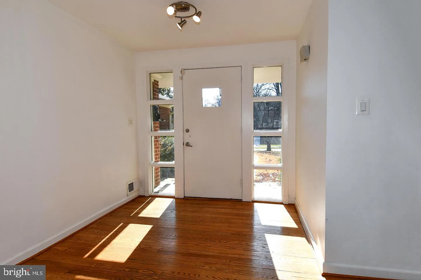 3 bed, 3.0 bath, 3592 sqft, $4,200 — Photo 2