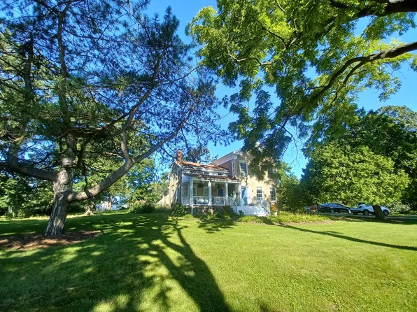 5215 Walkup Rd, Crystal Lake, IL 60012