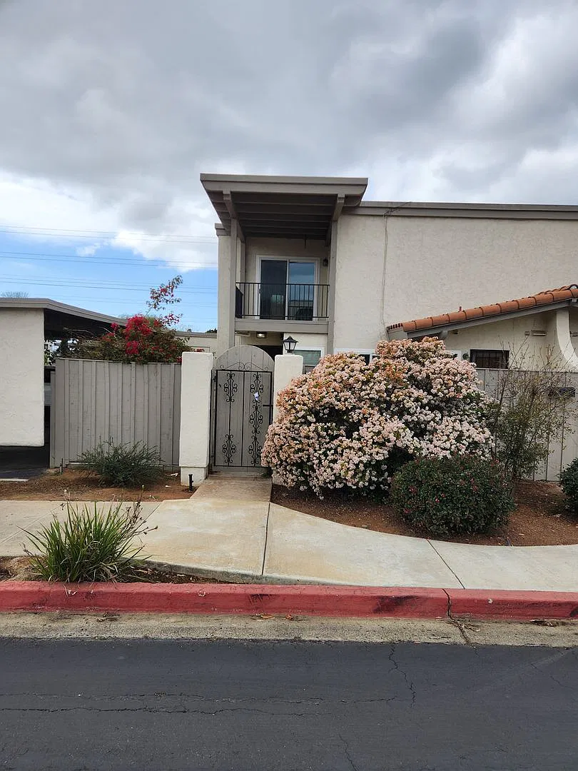 2 Bedroom, 1.5 Bath End Unit In Clairemont — Photo 2