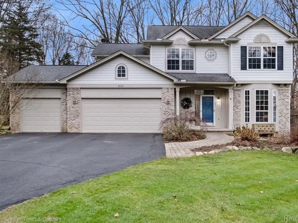 2081 Woodridge Ct, Highland, MI 48357