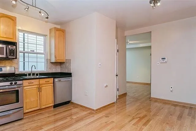 320 6th St #1 — Photo 3
