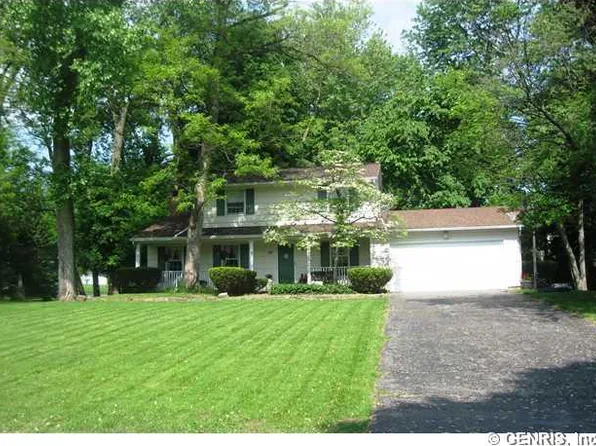27 Southcross Trl, Fairport, NY 14450