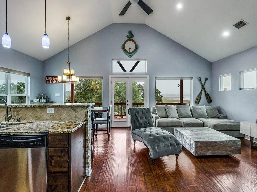 3 bed, 2.5 bath, 1667 sqft, $4,500 — Photo 3