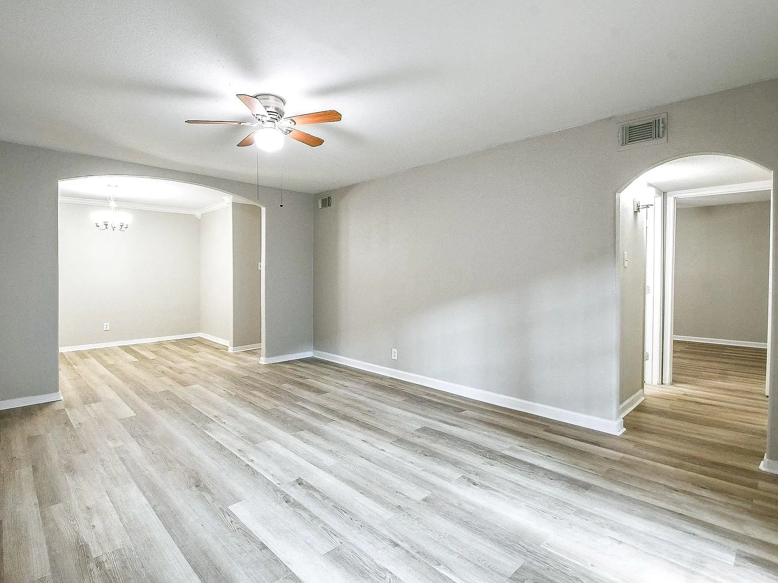 3 bed, 2.0 bath, 1320 sqft, $2,050 — Photo 2
