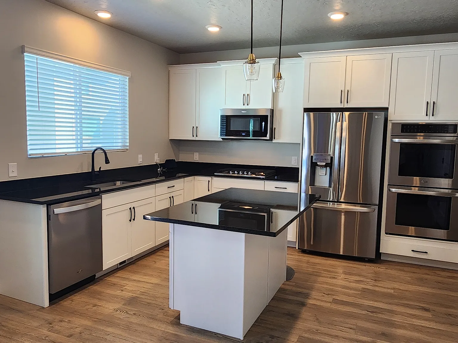 4 bed, 2.5 bath, 3583 sqft, $2,850 — Photo 4