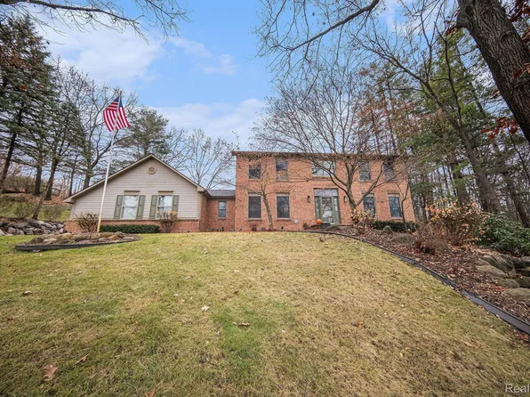 695 Heritage Dr, Milford, MI 48381