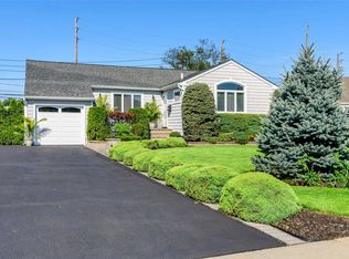 10 Daniel Rd N, Massapequa, NY 11758