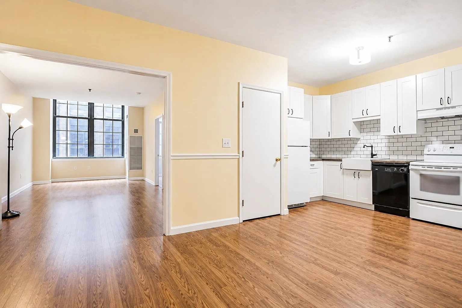 1 bed, 1.0 bath, 774 sqft, $1,900 — Photo 3