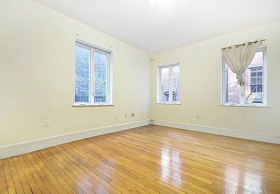 3rd image of 4 E 30th St APT 1B