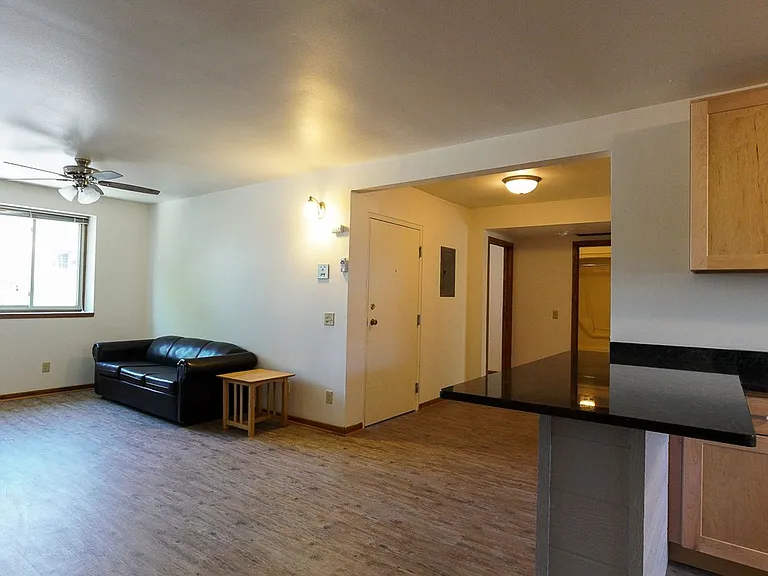 415 N Henry St — Photo 31