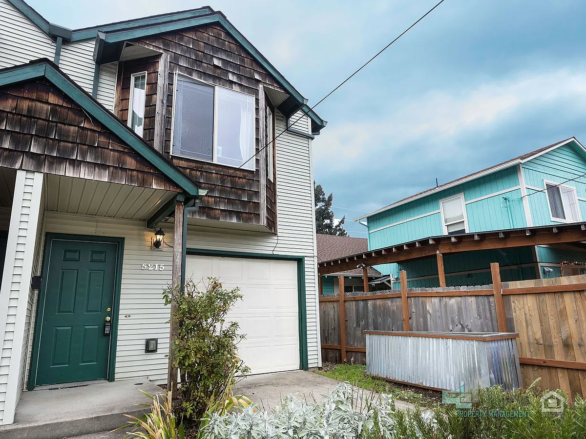 Building Photo - 5215 SE Pardee St