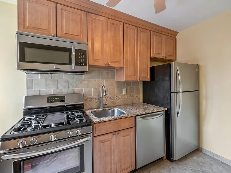 420 Park Pl #5C — Photo 4