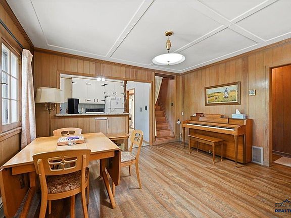 3rd image of 8 Jefferson St