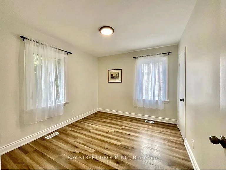 37 Bayard Ave #MAIN FLOOR — Photo 10