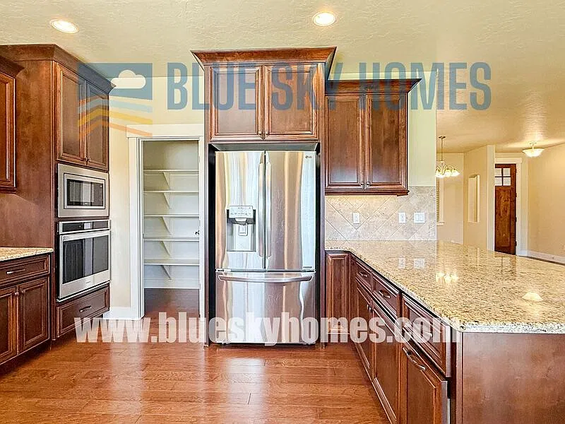 4 bed, 3.0 bath, 1923 sqft, $2,695 — Photo 3