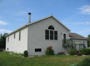 524 Southridge Dr, New London, WI 54961
