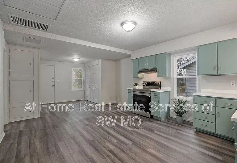 1621 W Lee St — Photo 3