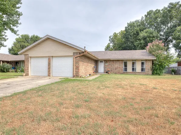 1176 Robin Hood Ln, Norman, OK 73072
