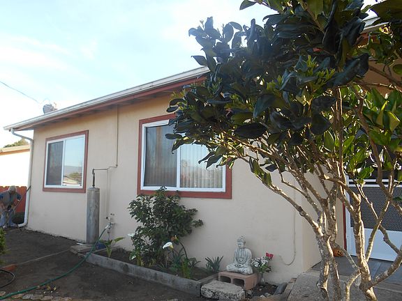 3rd image of 621 Lilac Dr