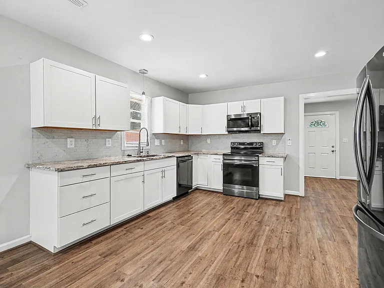 2541 Booker Ave — Photo 7
