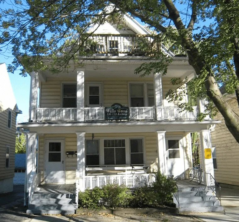 3 bed, 1.0 bath, 1261 sqft, $3,035 — Photo 2